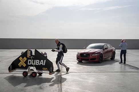 Jaguar - Dopo essersi lanciato per cinque secondi in caduta libera dal suo elicottero, Rossy è stato in grado di stabilizzarsi e di attraversare il cielo sopra la vettura, raggiungendo una velocità di circa 310 km/h.